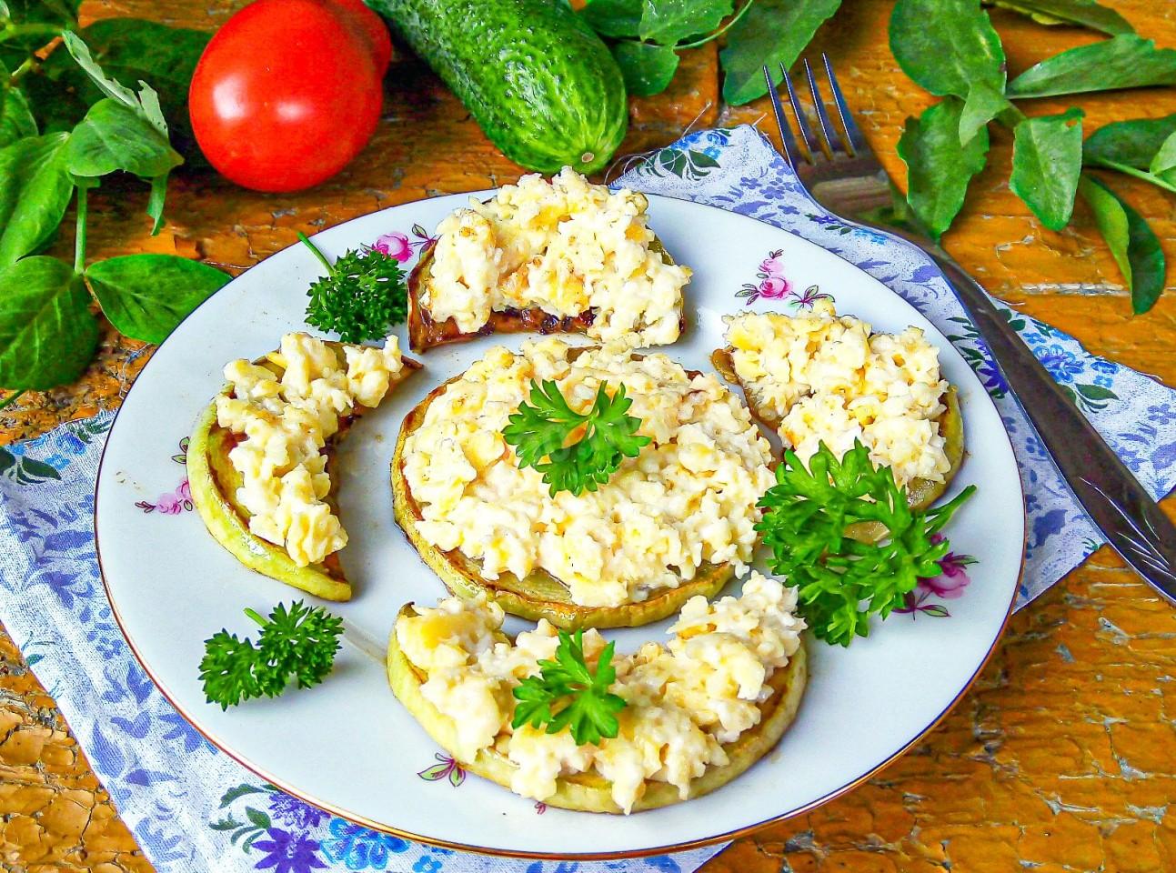 Фото рецепта Кабачки с сыром на сковороде с чесноком