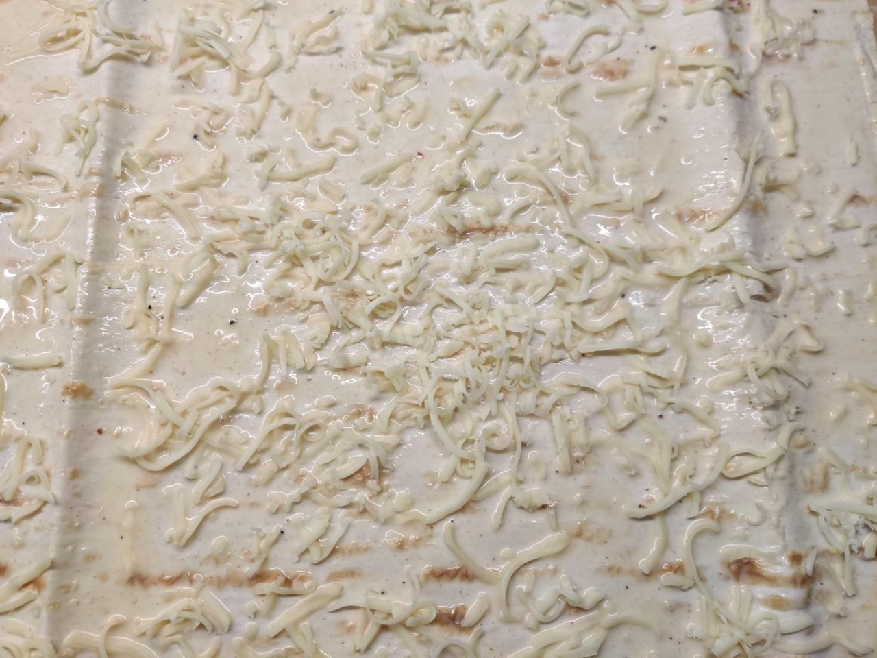 Шаг 4 приготовления Чипсы с сыром