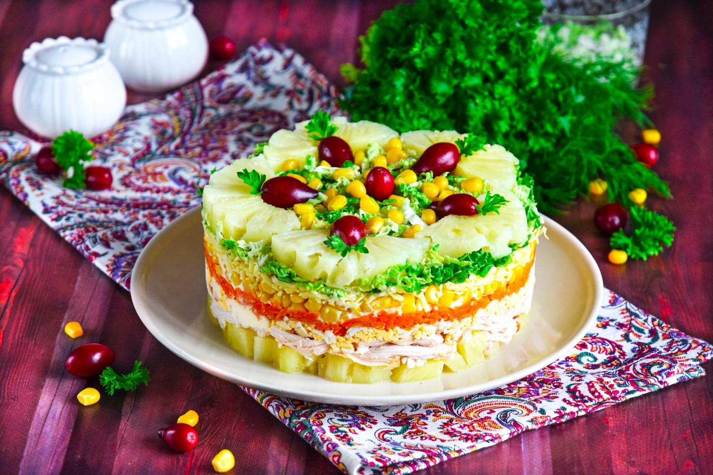 Фото рецепта Салат с копченой курицей, ананасом сыром и кукурузой