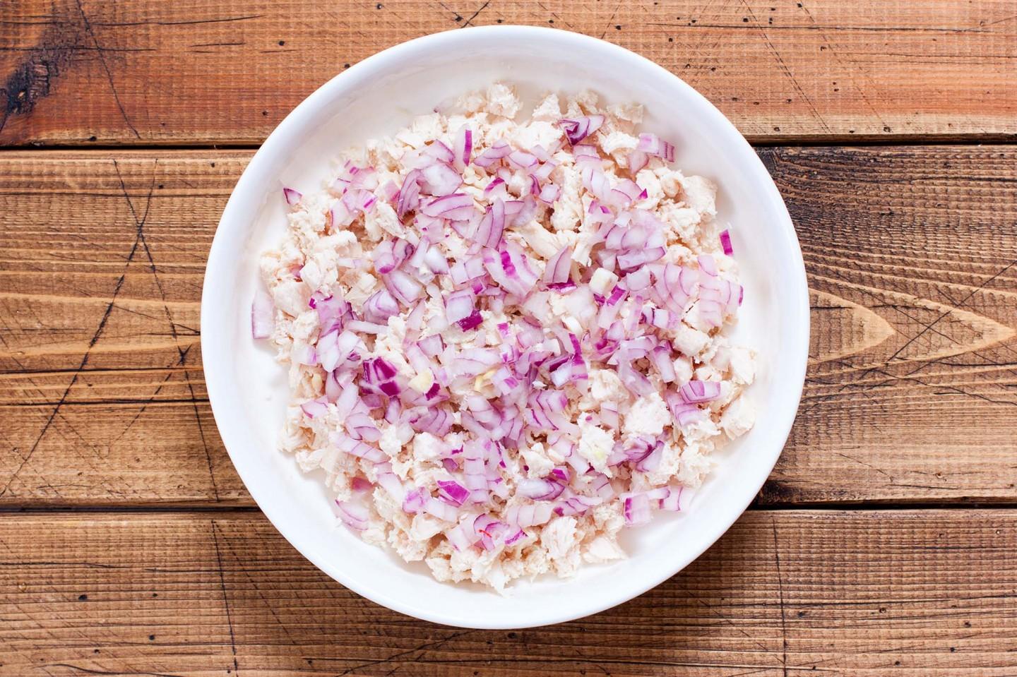 Шаг 3 приготовления Салат Тиффани с виноградом и курицей