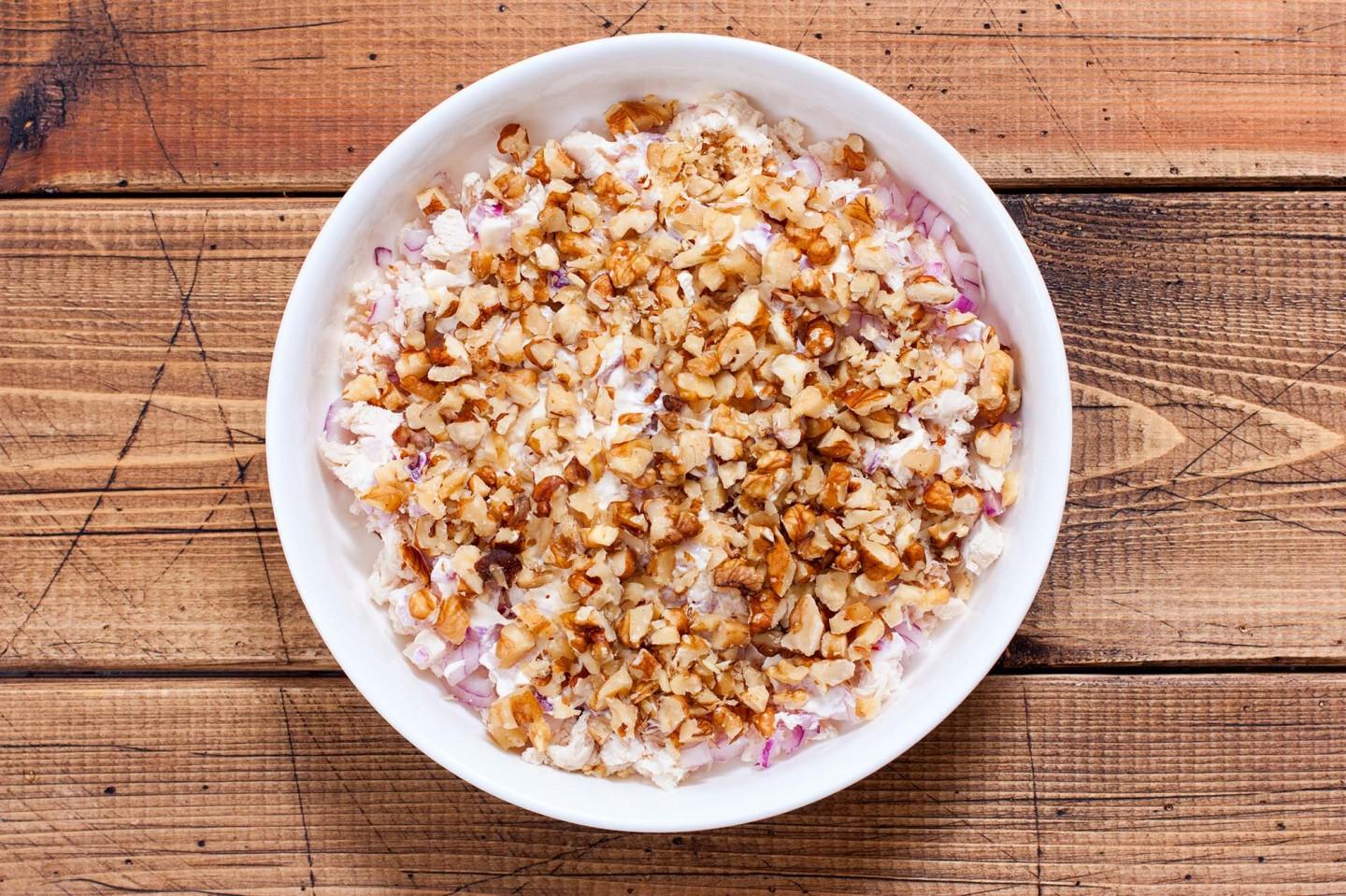 Шаг 4 приготовления Салат Тиффани с виноградом и курицей