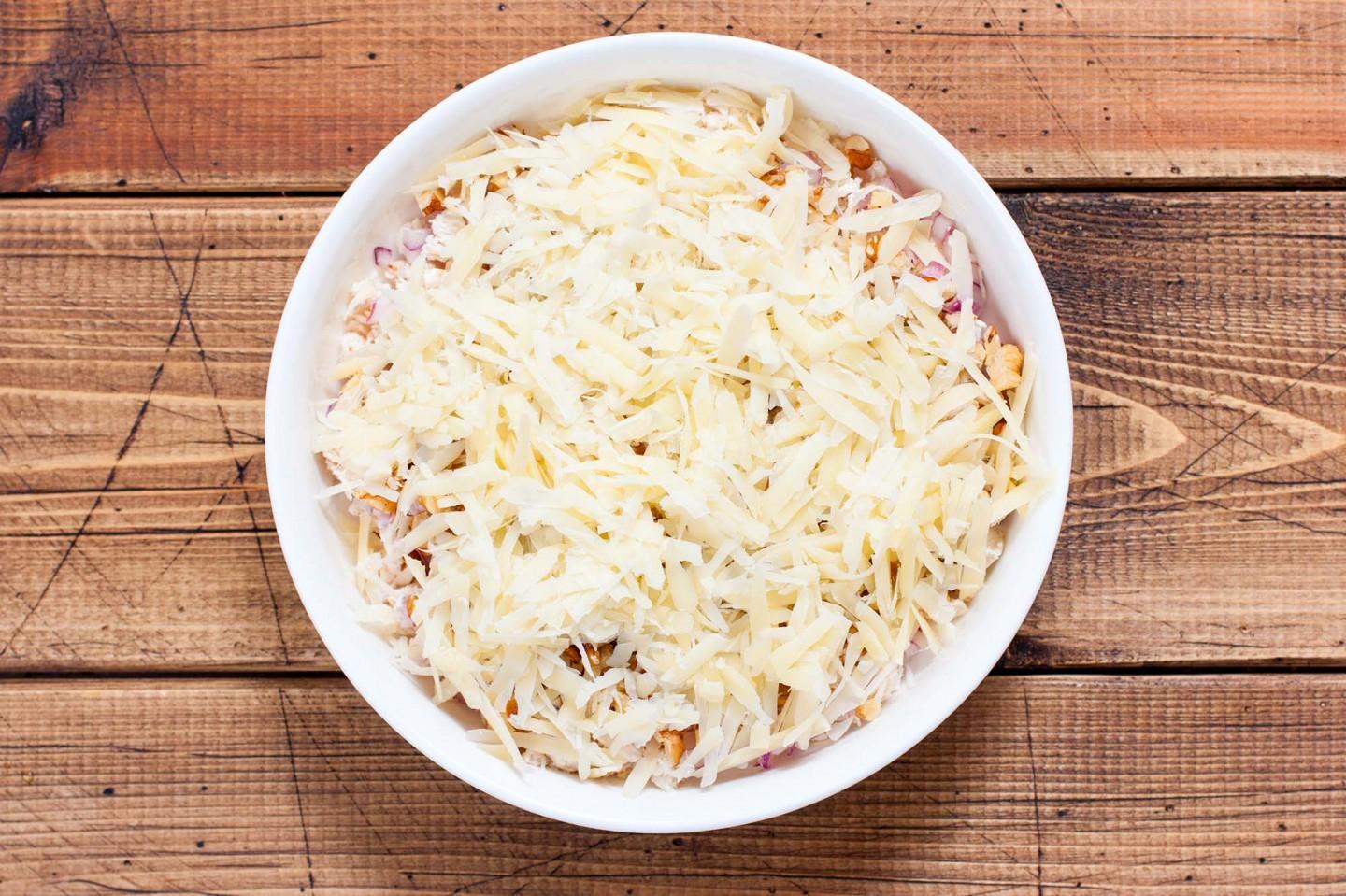 Шаг 5 приготовления Салат Тиффани с виноградом и курицей