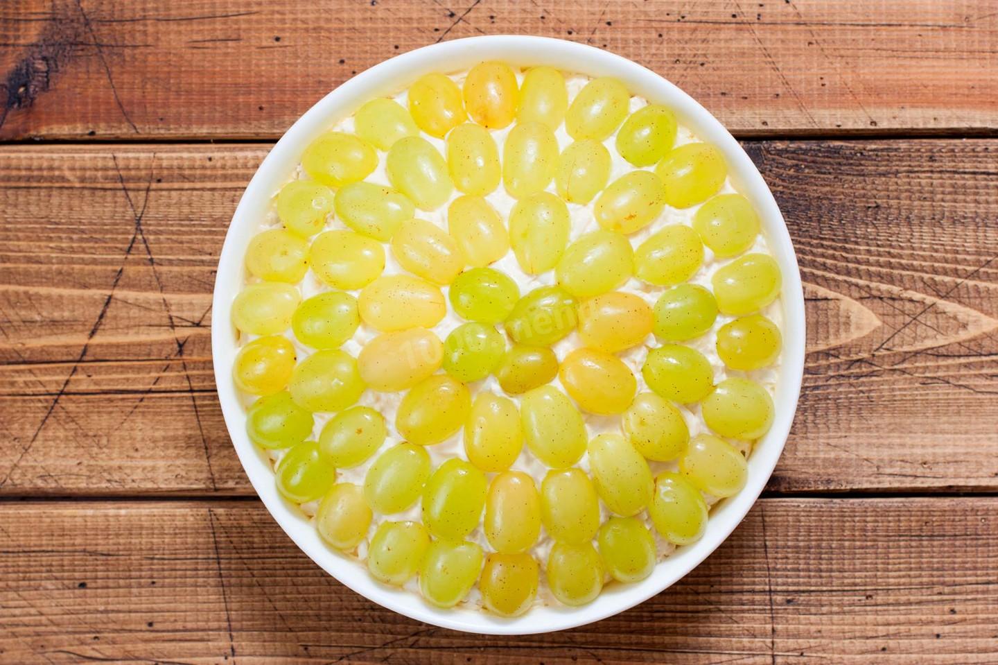 Шаг 8 приготовления Салат Тиффани с виноградом и курицей