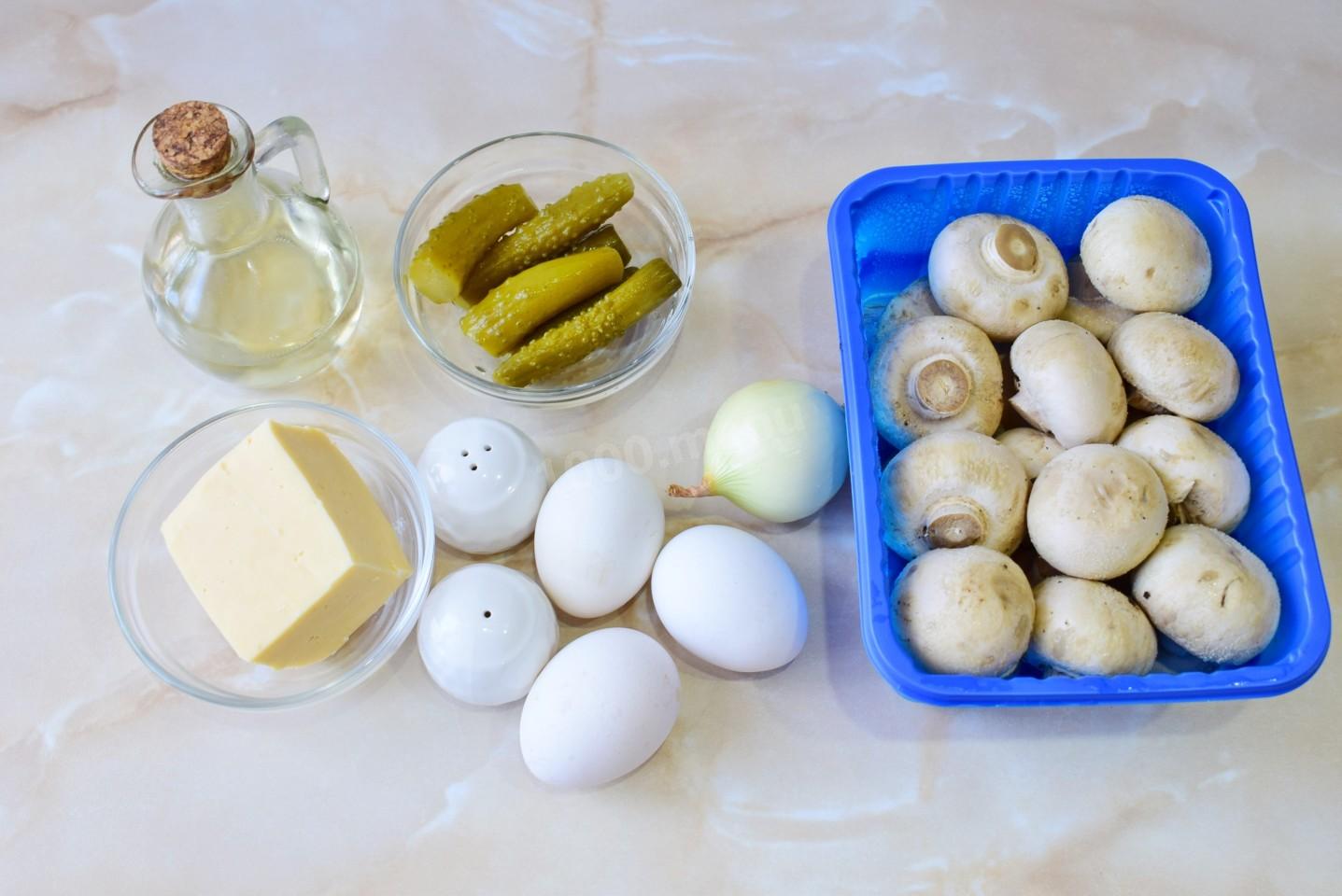 Шаг 1 приготовления Салат с шампиньонами и сыром