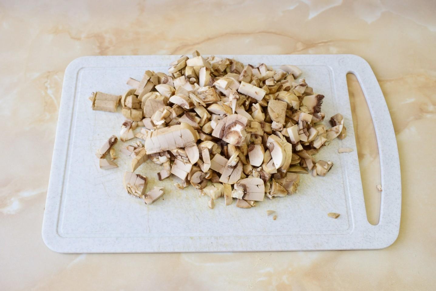 Шаг 3 приготовления Салат с шампиньонами и сыром