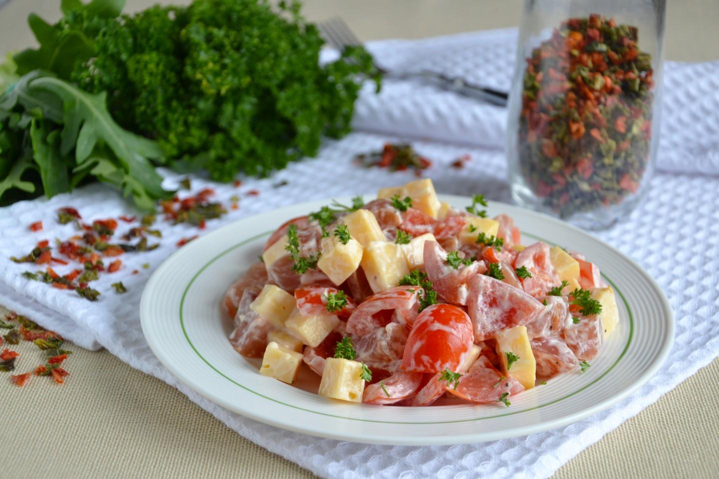 Обложка рецепта Салат с копчёной курицей и помидорами