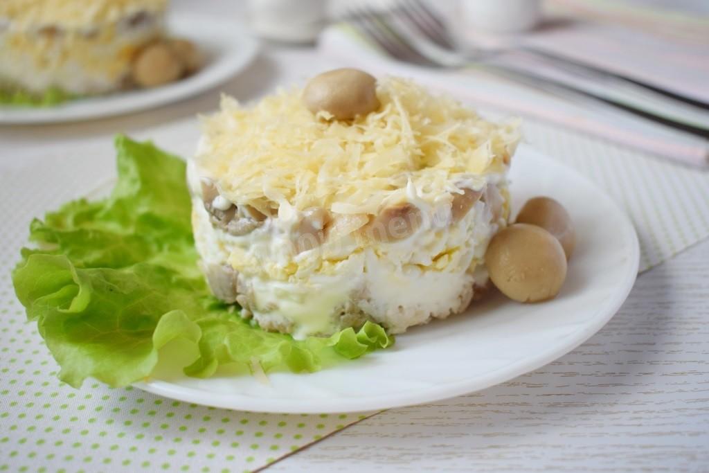 Шаг 7 приготовления Салат курица с грибами и сыром слоями