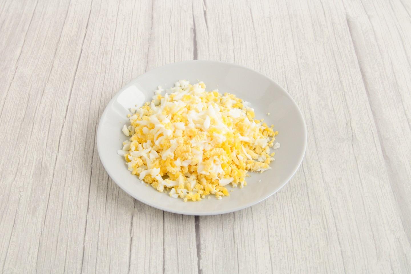 Шаг 5 приготовления Слоеный салат с ананасом и курицей