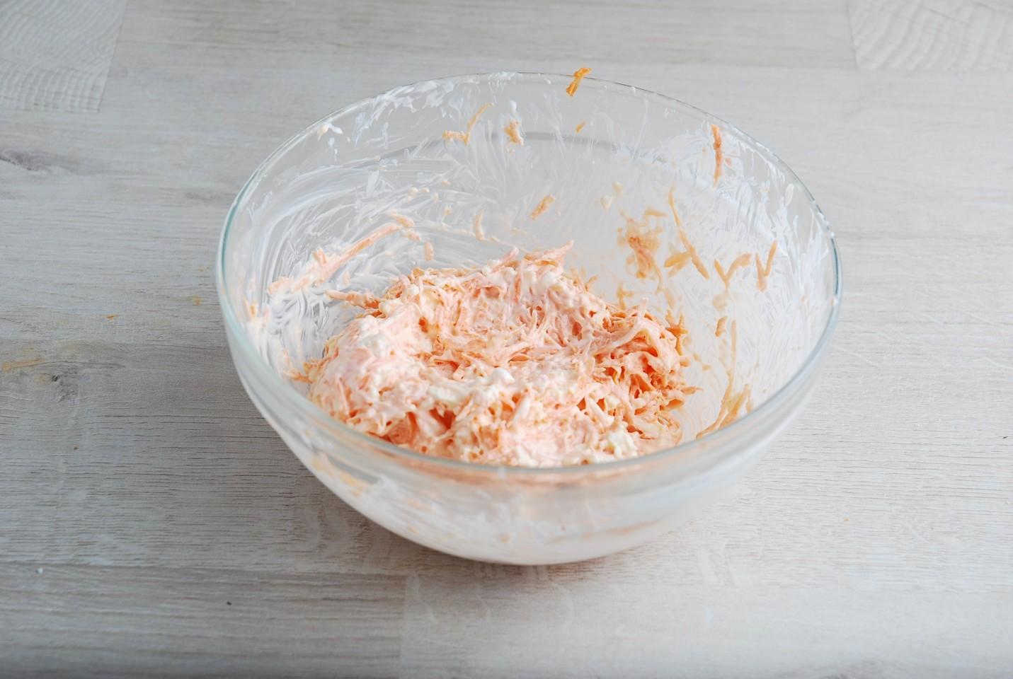 Шаг 6 приготовления Салат Рыжик с морковью и сыром классический
