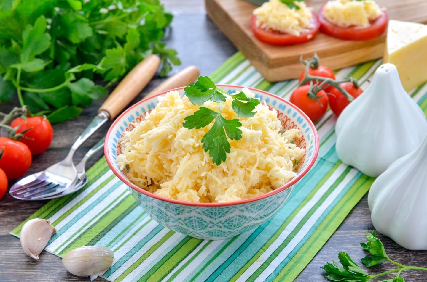 Шаг 6 приготовления Салат из сыра с чесноком и майонезом