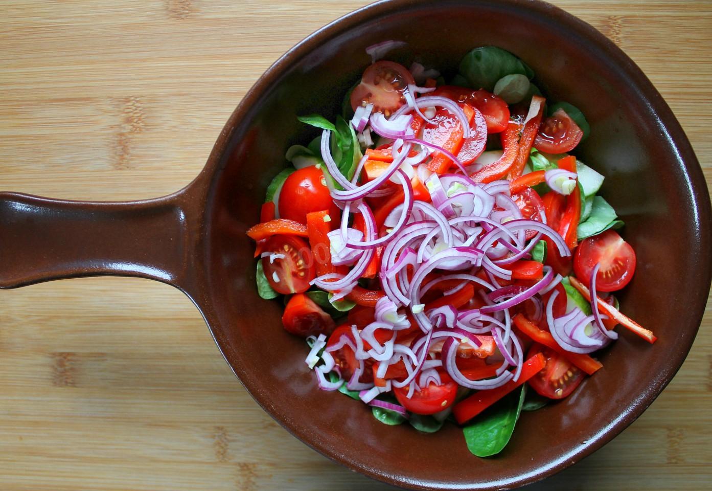 Шаг 4 приготовления Салат с жареной куриной грудкой и овощами