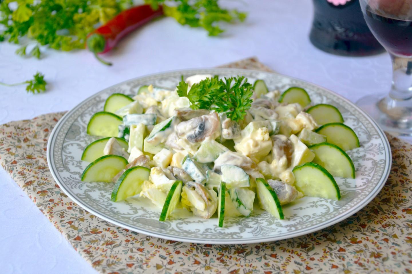 Фото рецепта Салат с жареными шампиньонами огурцами и яйцами