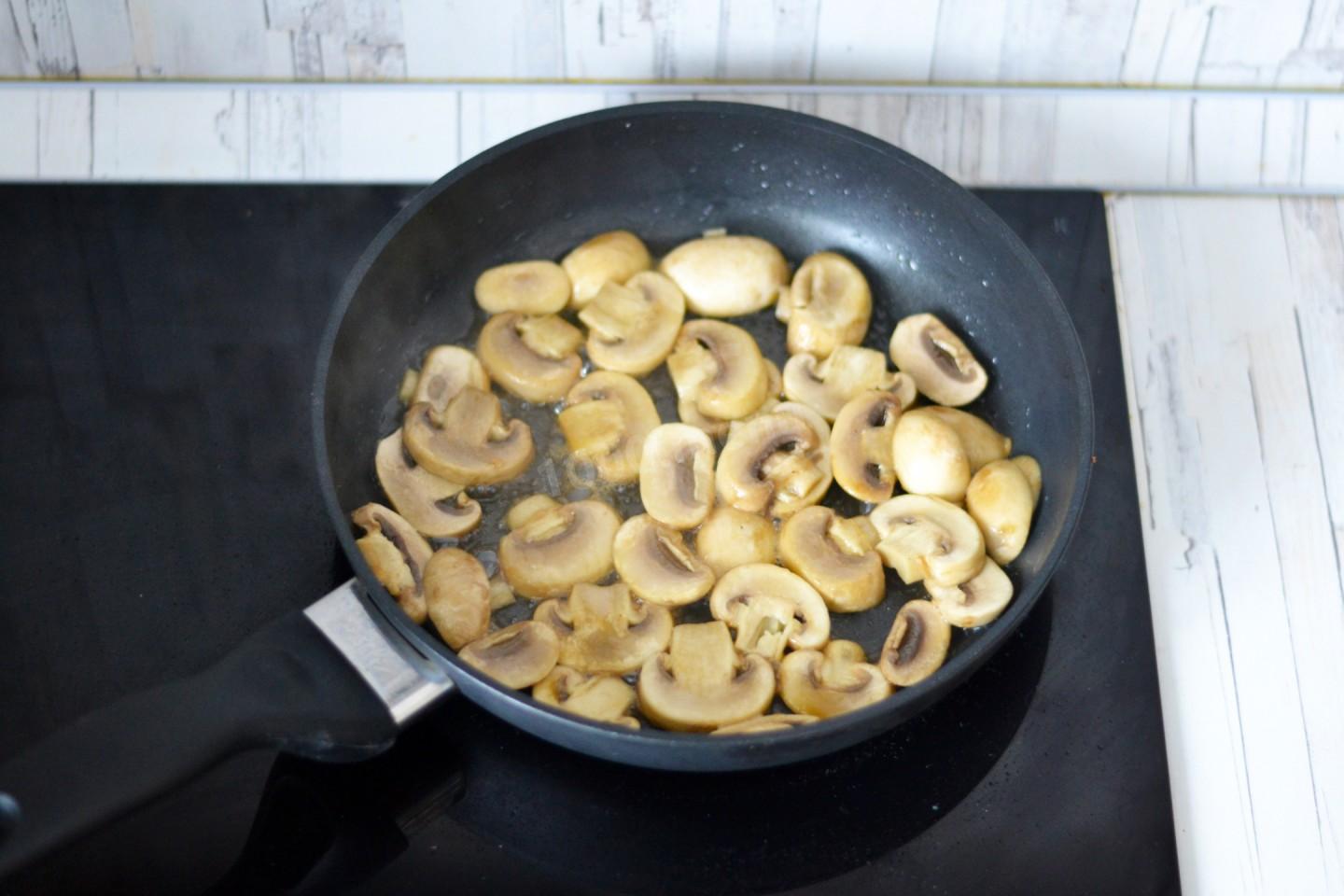 Шаг 4 приготовления Салат с мясом грибами и огурцами