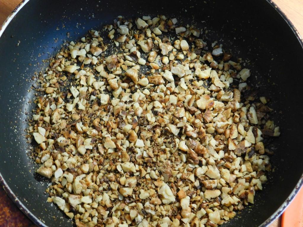 Шаг 1 приготовления Салат с куриной грудкой и орехами грецкими