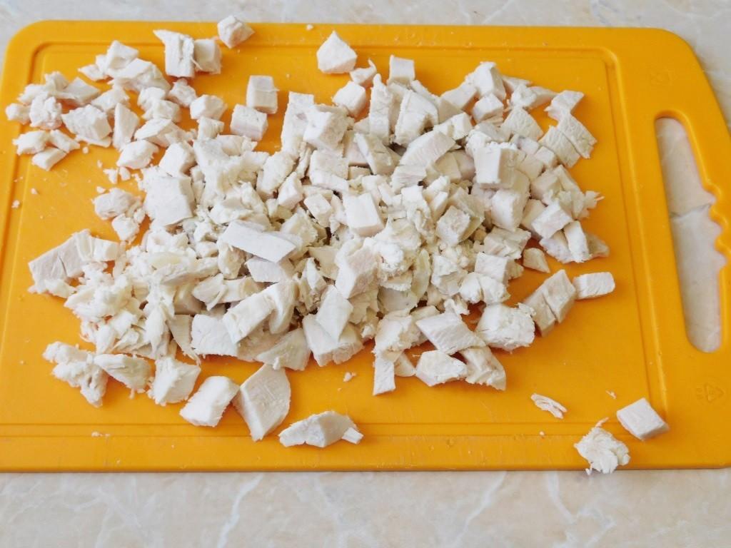 Шаг 2 приготовления Салат с куриной грудкой и орехами грецкими