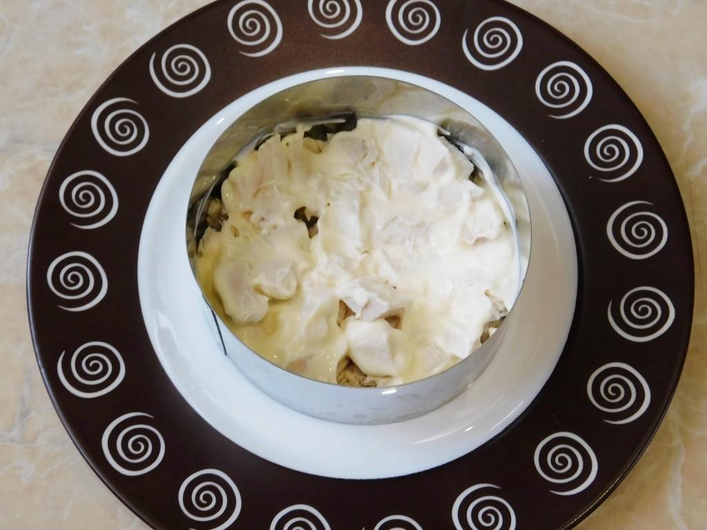 Шаг 3 приготовления Салат с куриной грудкой и орехами грецкими