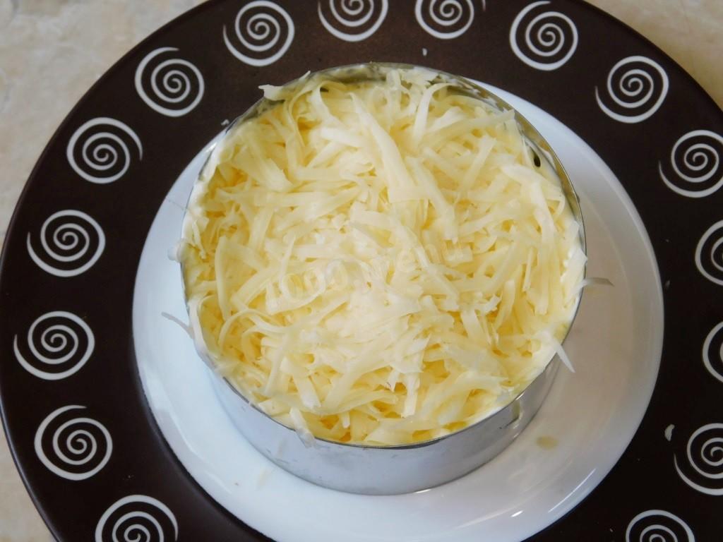 Шаг 5 приготовления Салат с куриной грудкой и орехами грецкими