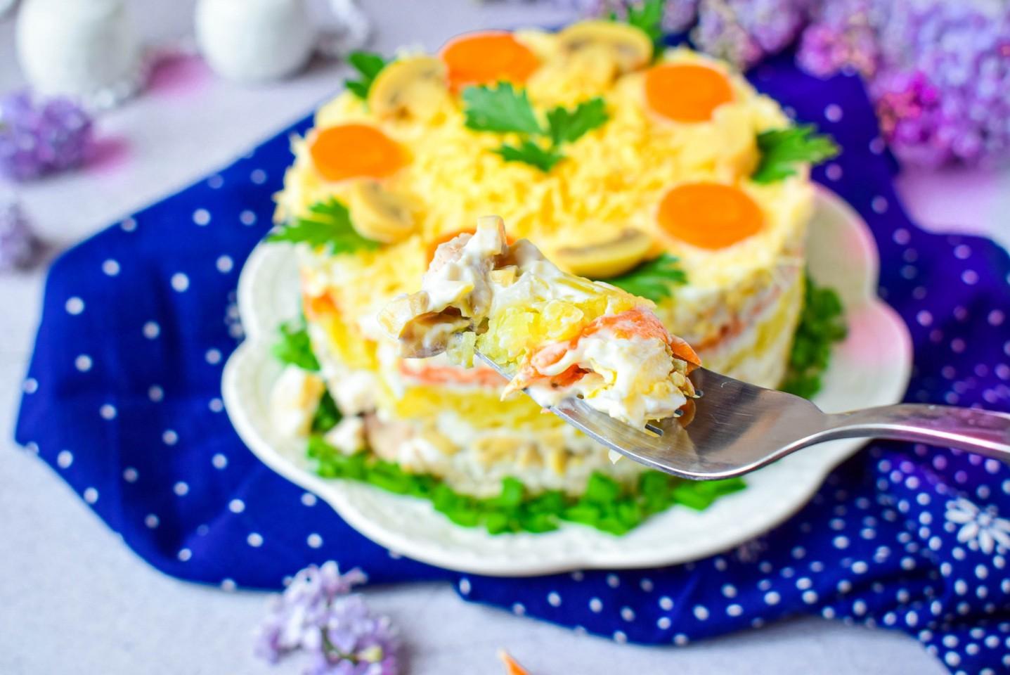 Шаг 10 приготовления Салат с курицей и грибами классический