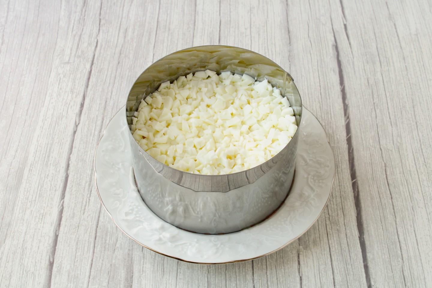 Шаг 11 приготовления Салат с красной рыбой огурцом и сыром