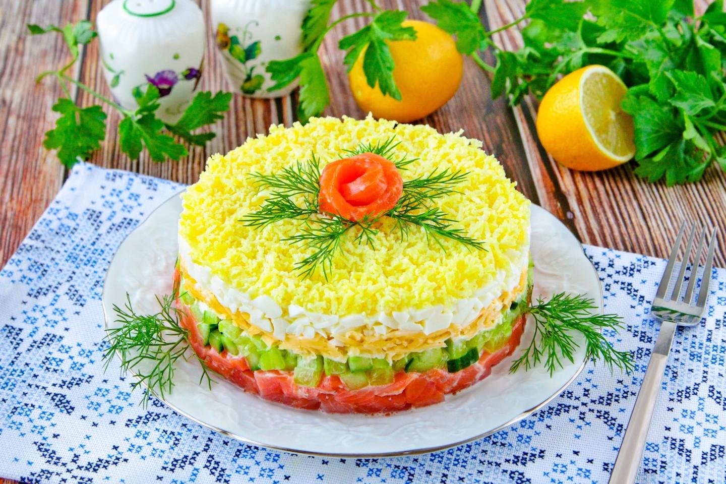 Шаг 13 приготовления Салат с красной рыбой огурцом и сыром