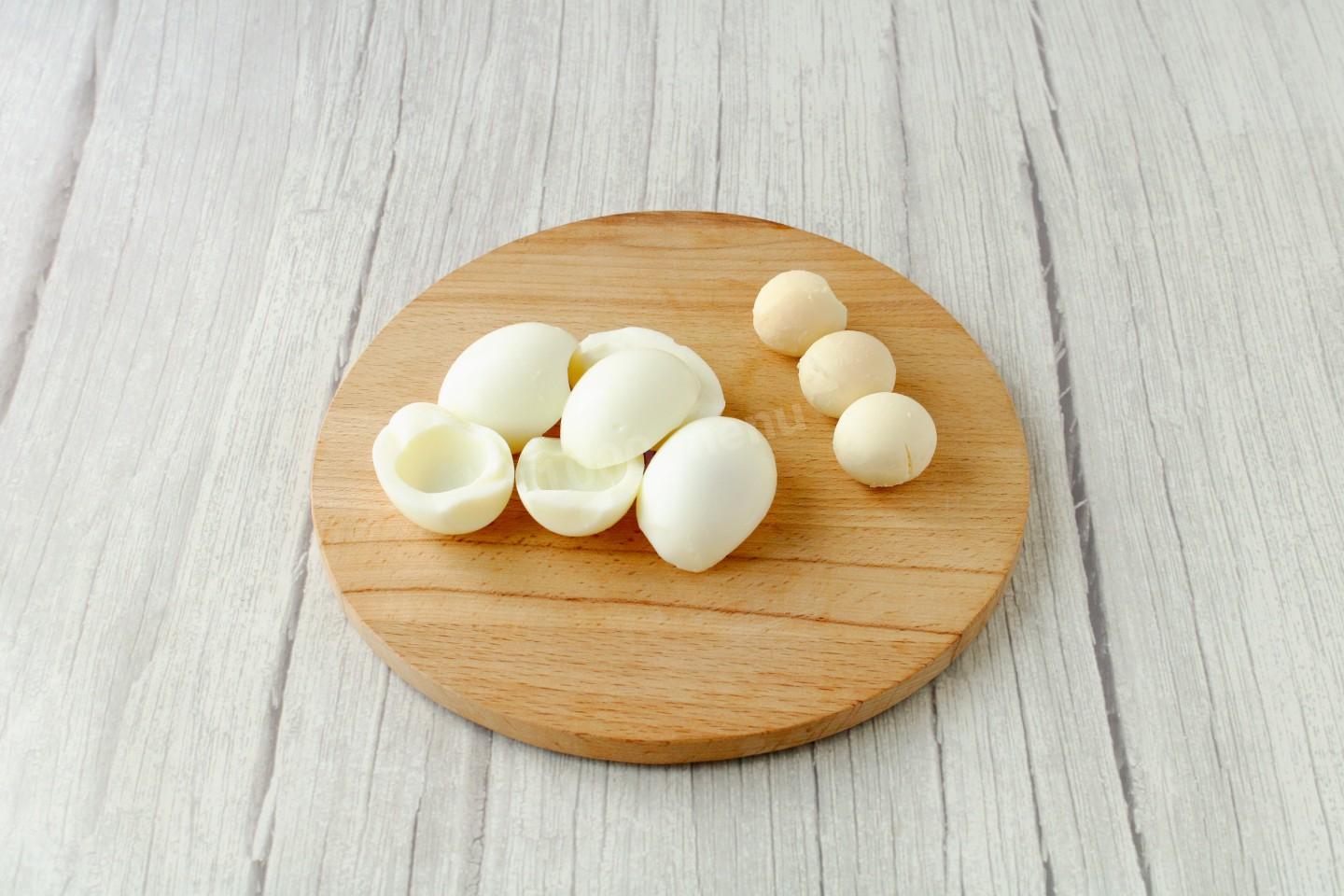 Шаг 2 приготовления Салат с красной рыбой огурцом и сыром