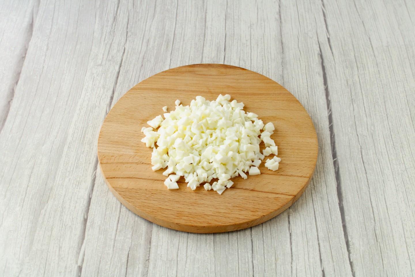 Шаг 3 приготовления Салат с красной рыбой огурцом и сыром