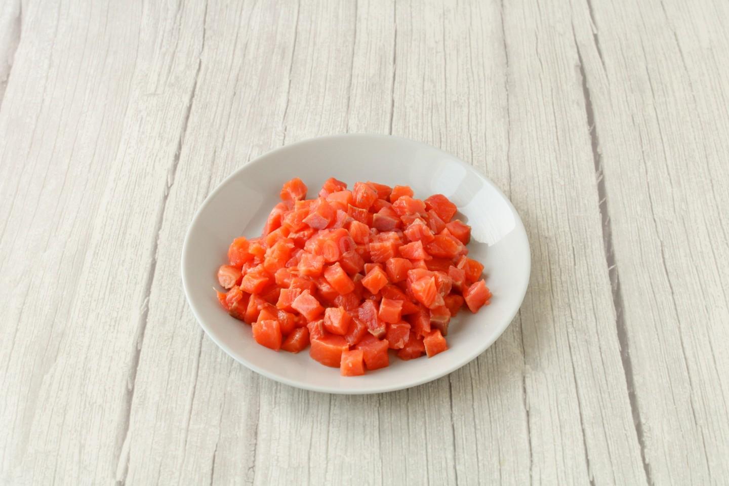 Шаг 4 приготовления Салат с красной рыбой огурцом и сыром