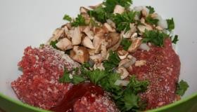 Шаг 1 приготовления Луково-мясные шарики