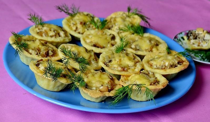 Обложка рецепта Творожные тарталетки с сушеными грибами и курицей