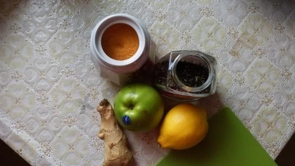Шаг 1 приготовления Чай с имбирем, лимоном и яблоками