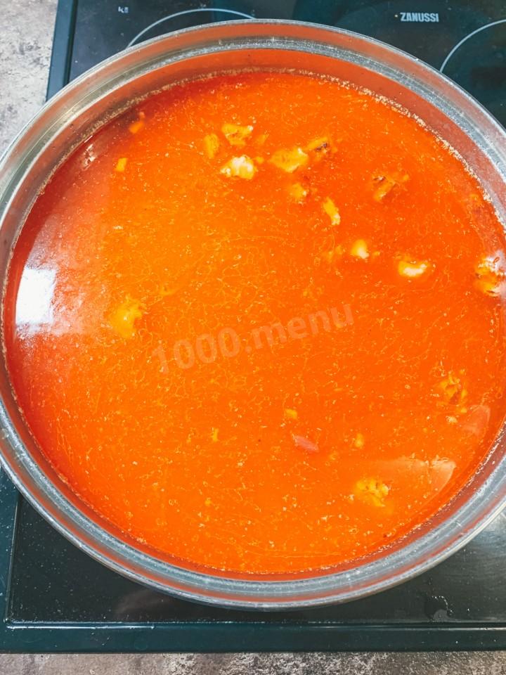 Шаг 10 приготовления Острый томатный суп из говядины с кукурузой, фасолью, соусом