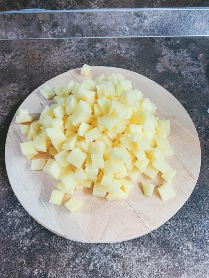 Шаг 3 приготовления Острый томатный суп из говядины с кукурузой, фасолью, соусом