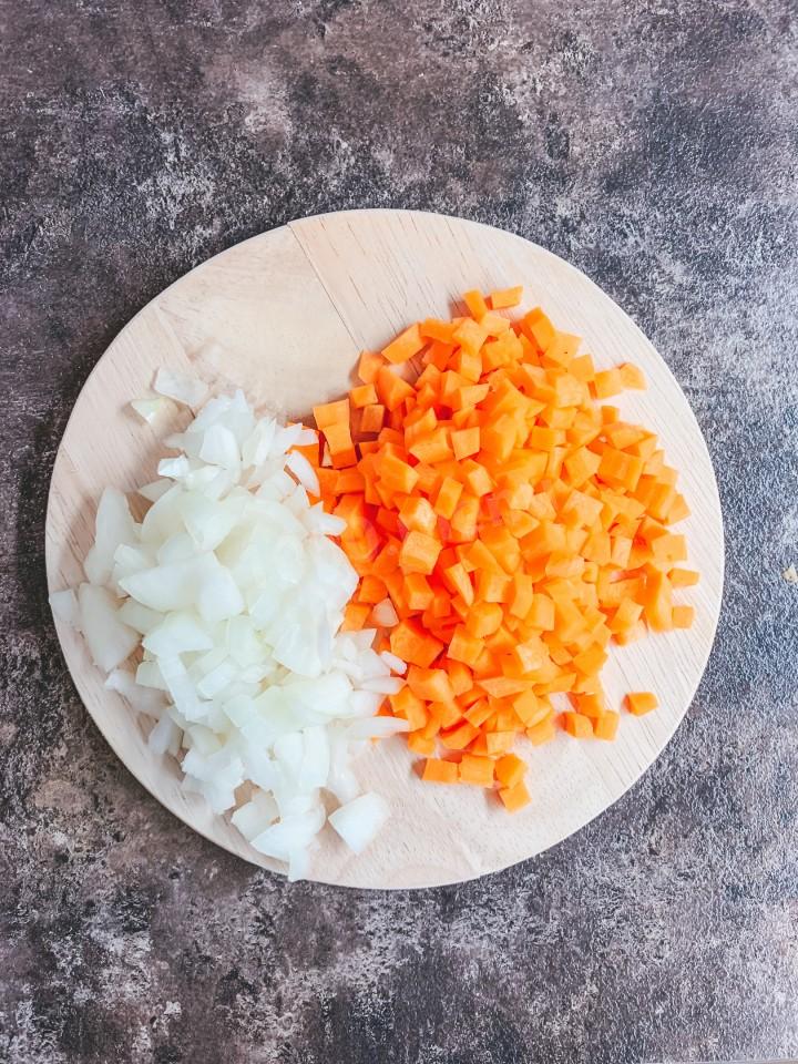 Шаг 4 приготовления Острый томатный суп из говядины с кукурузой, фасолью, соусом