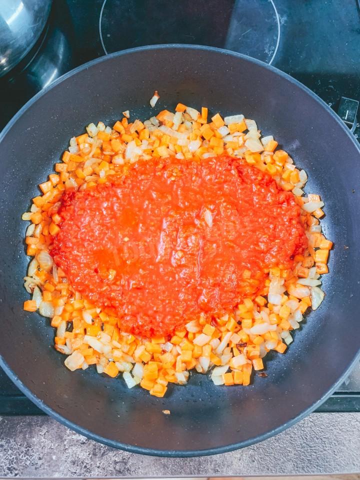 Шаг 6 приготовления Острый томатный суп из говядины с кукурузой, фасолью, соусом
