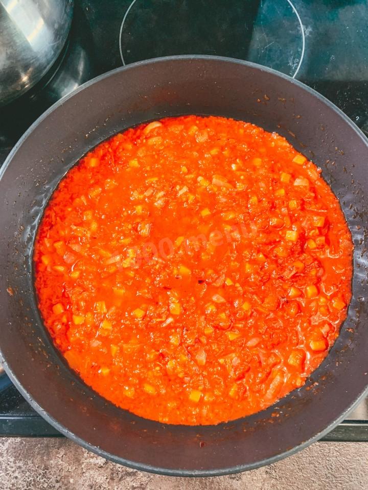 Шаг 7 приготовления Острый томатный суп из говядины с кукурузой, фасолью, соусом