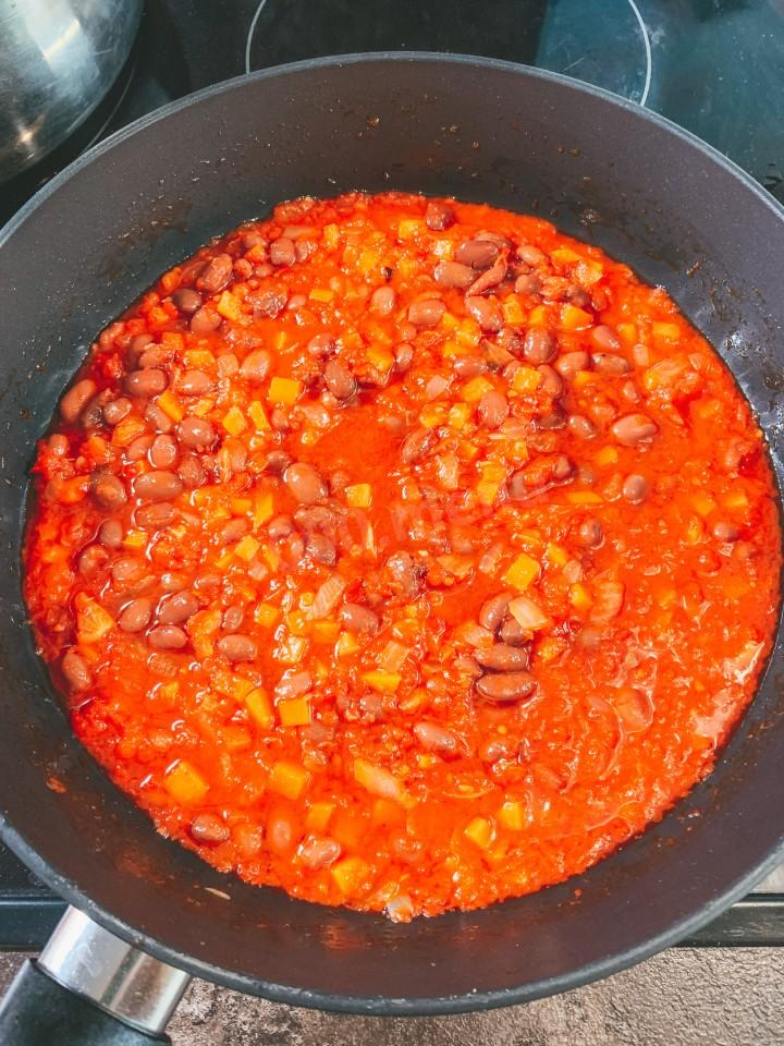 Шаг 8 приготовления Острый томатный суп из говядины с кукурузой, фасолью, соусом