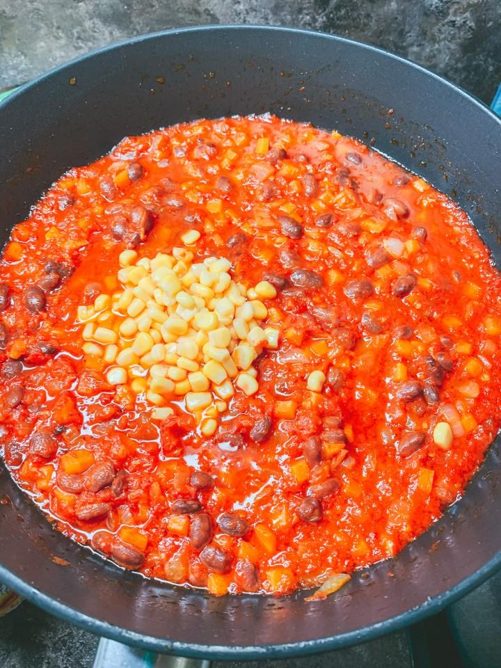 Шаг 9 приготовления Острый томатный суп из говядины с кукурузой, фасолью, соусом