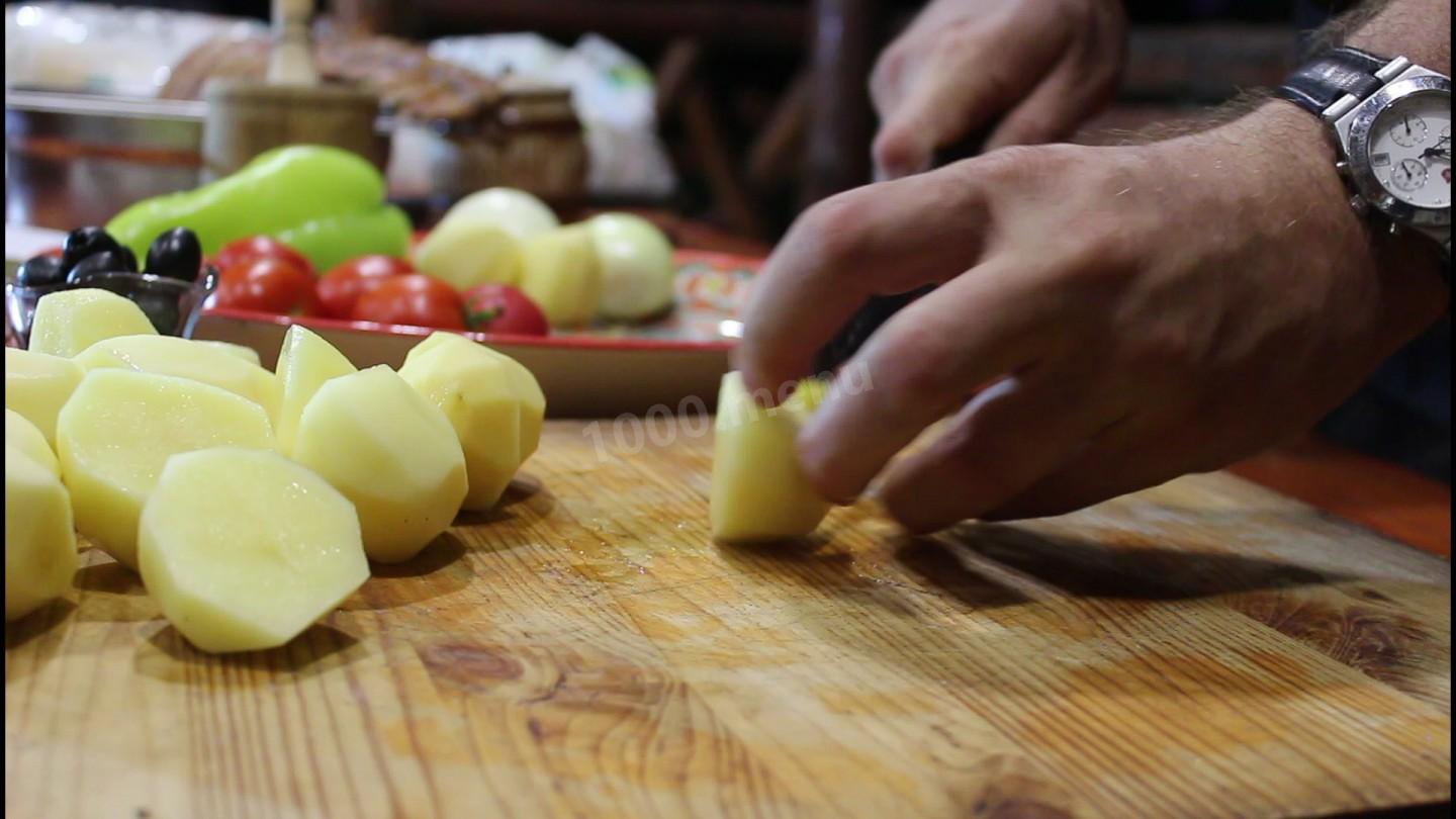 Шаг 1 приготовления Сборная мясная солянка в чугунке на углях