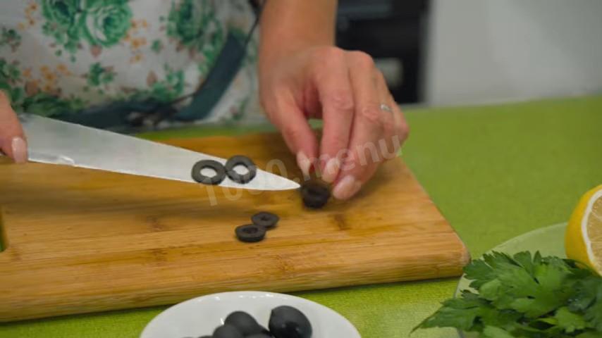 Шаг 33 приготовления Солянка с говядиной, колбасой и свиными ребрышками