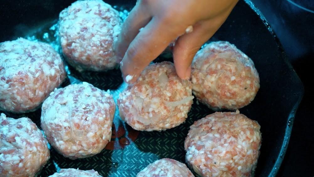 Шаг 6 приготовления Быстрый суп с мясными тефтелями и картофеле и сладким перцем