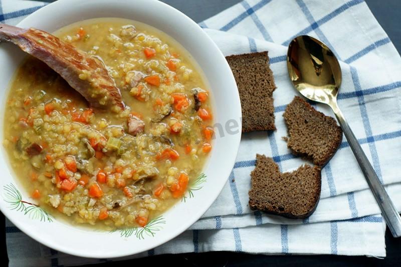 Фото рецепта Грибной суп с копчеными рёбрышками и красной чечевицей