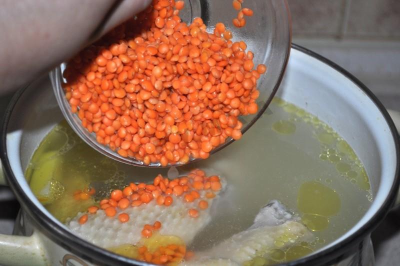 Шаг 8 приготовления Суп чечевичный куриный с картошкой и зеленью