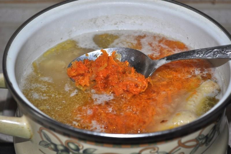 Шаг 9 приготовления Суп чечевичный куриный с картошкой и зеленью