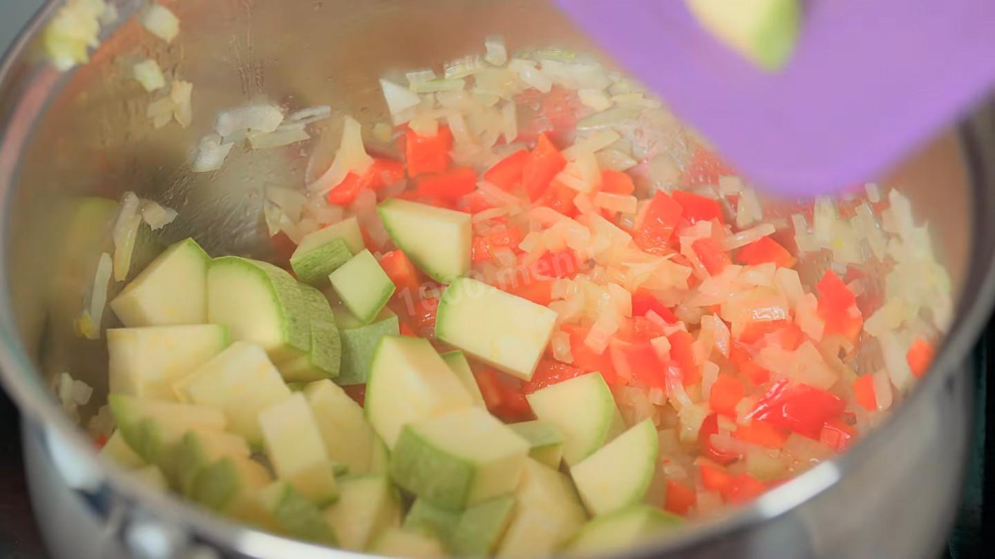 Шаг 4 приготовления Суп с баклажанами и кабачками без мяса