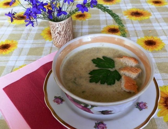 Фото рецепта Суп пюре сырный с шампиньонами и картошкой