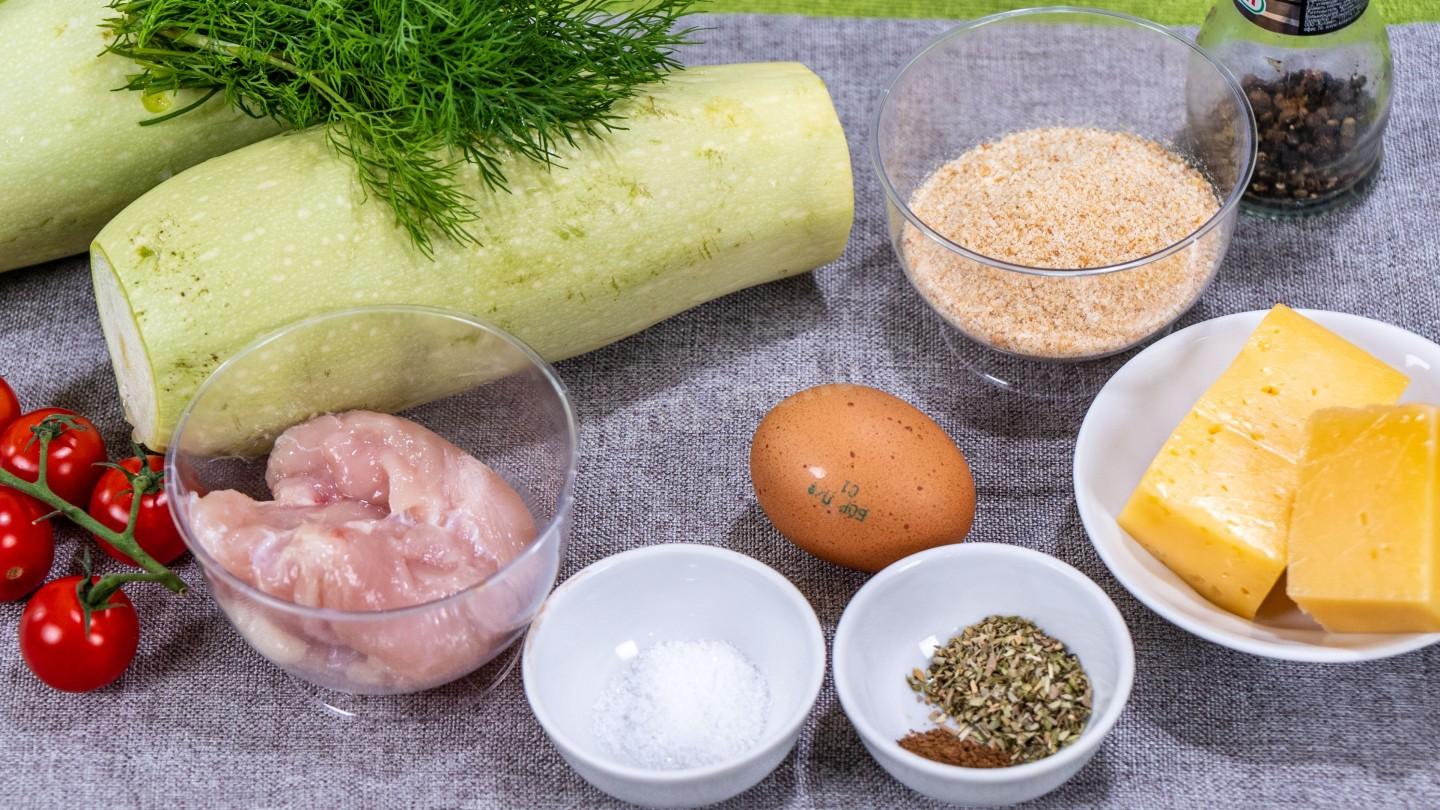 Шаг 1 приготовления Фаршированные кабачки в духовке кольцами с сыром и курицей