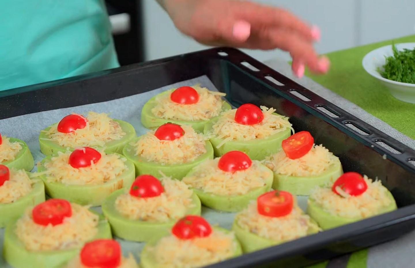 Шаг 13 приготовления Фаршированные кабачки в духовке кольцами с сыром и курицей