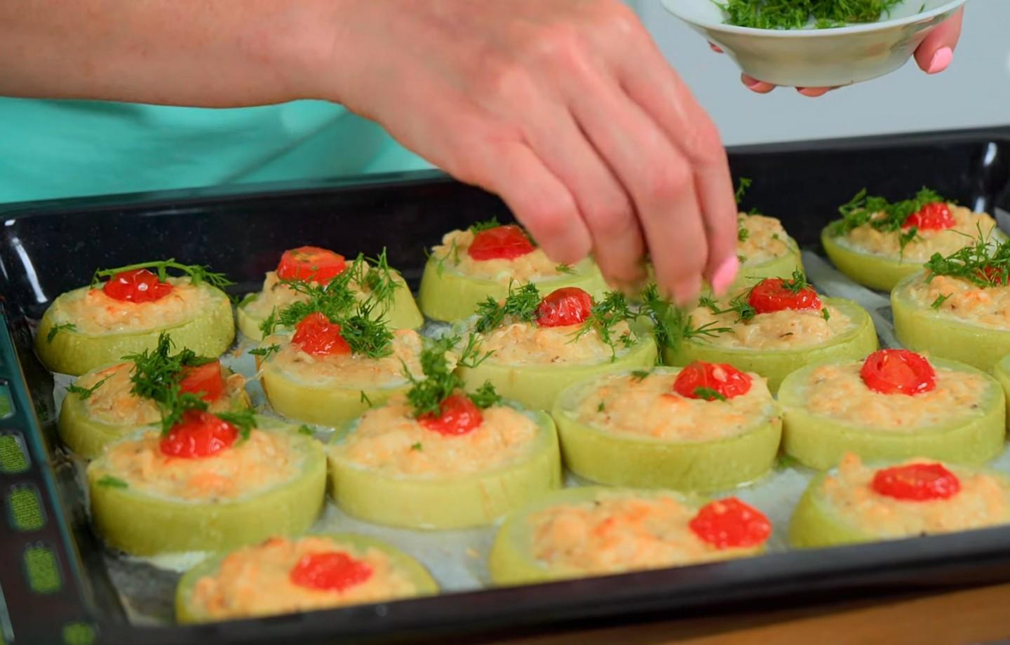 Шаг 14 приготовления Фаршированные кабачки в духовке кольцами с сыром и курицей