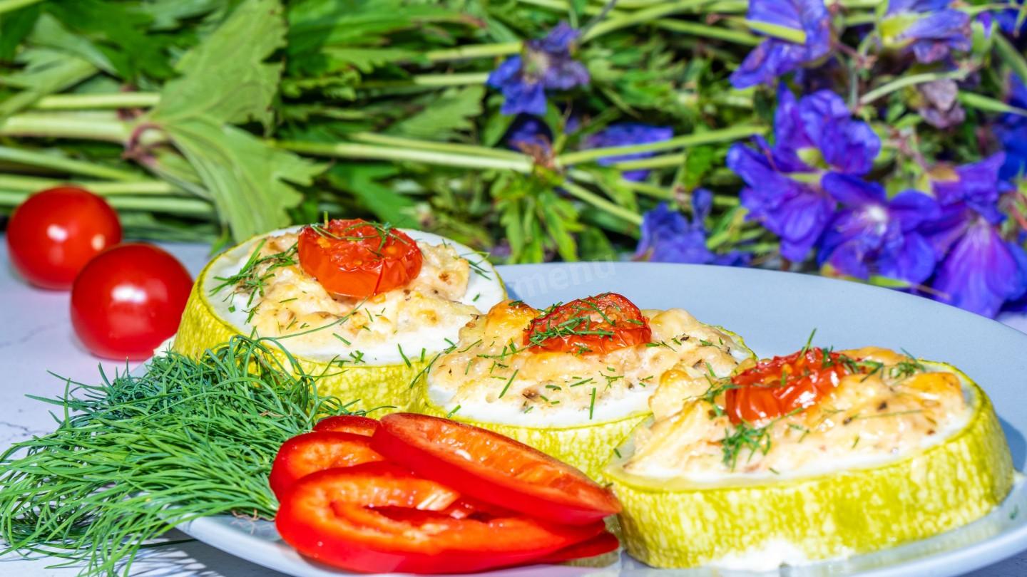 Шаг 15 приготовления Фаршированные кабачки в духовке кольцами с сыром и курицей
