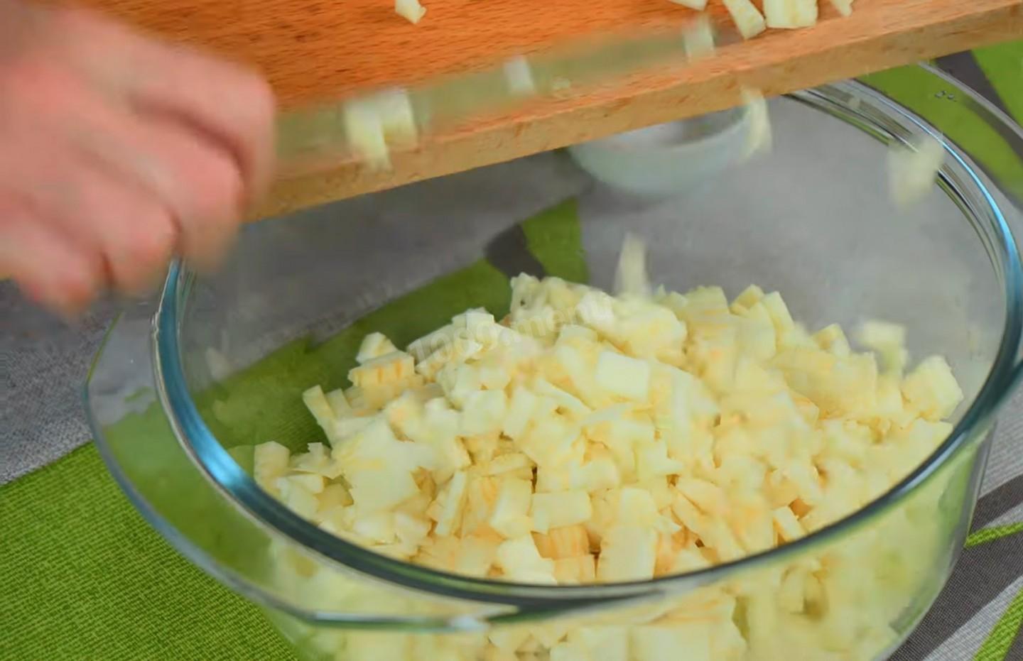 Шаг 4 приготовления Фаршированные кабачки в духовке кольцами с сыром и курицей